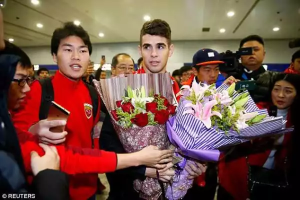 Oscar Mobbed By Fans As He Touches Down In China Ahead Of Big Money Move. Photos